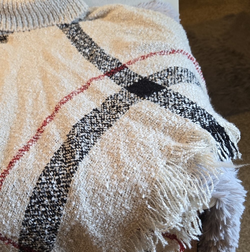 Poncho With Turtle Neck - Picture 3 of 16